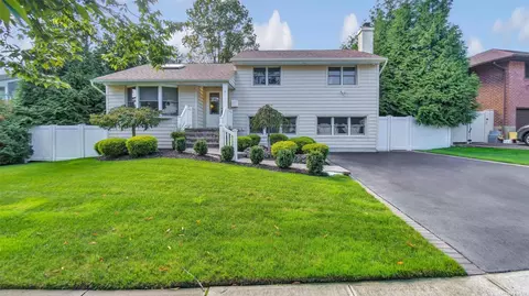 9 Holly Ln, Plainview, NY 11803