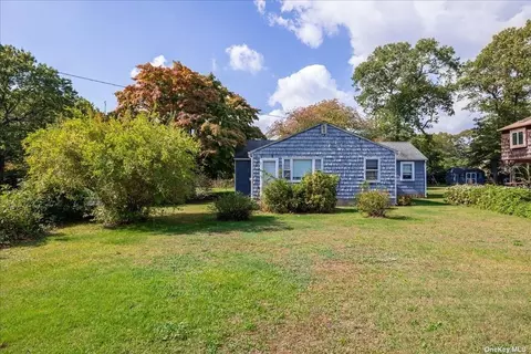646 Blue Point Rd, Holtsville, NY 11742