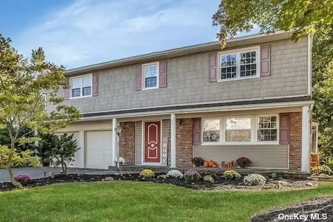 8 Barry Ln, Syosset, NY 11791