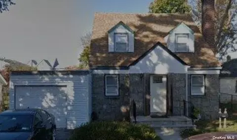 5 Bedford Ave, Freeport, NY 11520