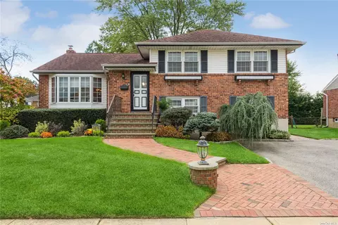 3814 Beechwood Pl, Seaford, NY 11783