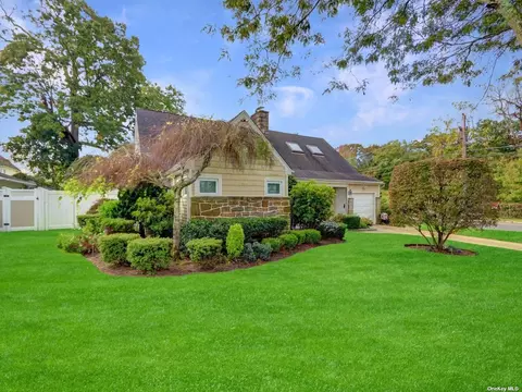 355 Lena Ave, Freeport, NY 11520