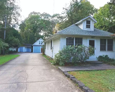 820 Washington Dr, Centerport, NY 11721