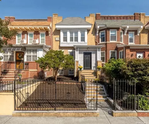 27-13 Ditmars Blvd, Astoria, NY 11105