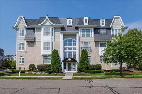 907 Roosevelt Way #907, Westbury, NY 11590