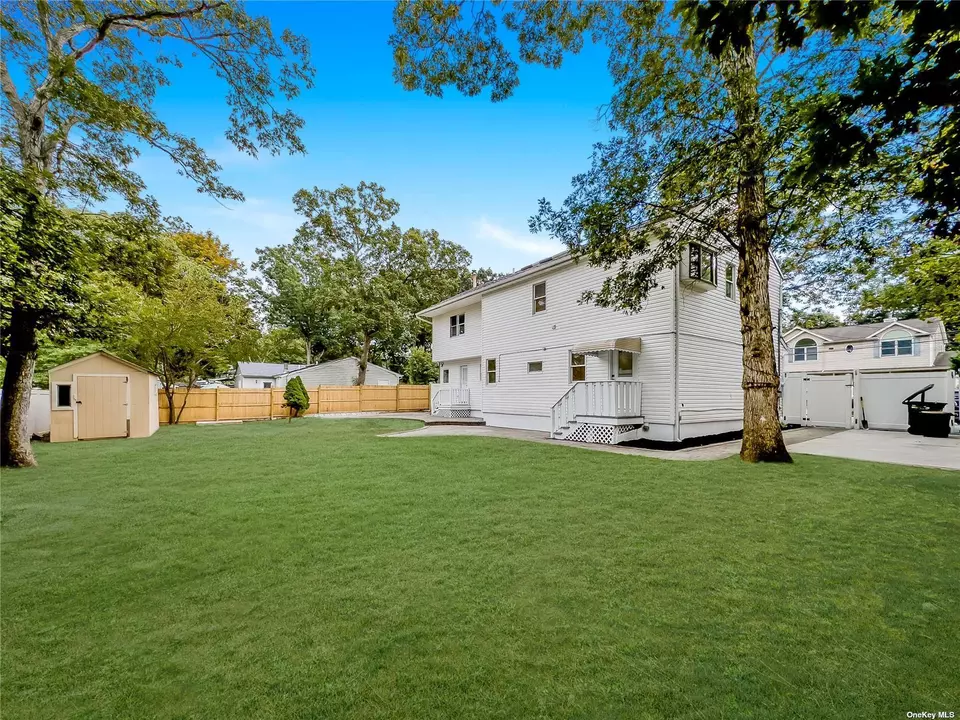 127 Hawkeye St, Ronkonkoma, NY 11779 17 Photos Movoto