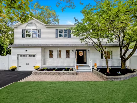 127 Hawkeye St, Ronkonkoma, NY 11779