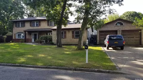 6 South St, Selden, NY 11784