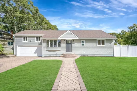 135 Traction Blvd, Patchogue, NY 11772