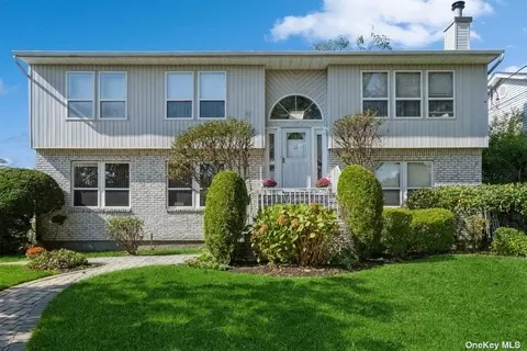 25 Bromleigh Rd N, Stewart Manor, NY 11530