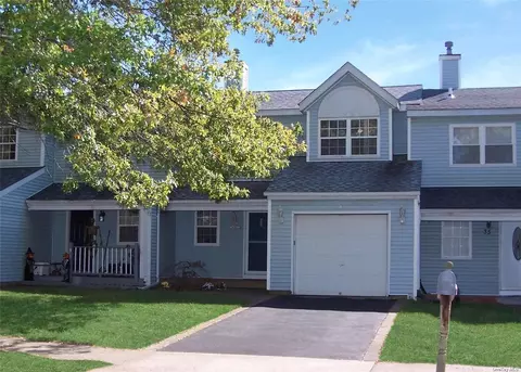 33 Oak St, Central Islip, NY 11722