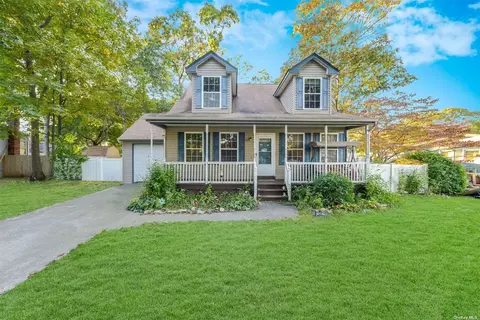 28 Windus Dr, Shirley, NY 11967
