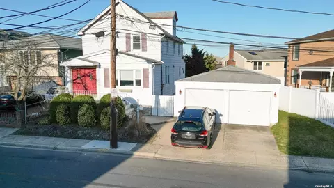 292 Plain Ct, Franklin Square, NY 11010