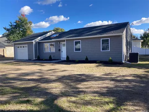 37 Edwin St, Bay Shore, NY 11706