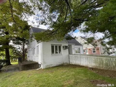 265-18 81st Ave, Floral Park, NY 11004