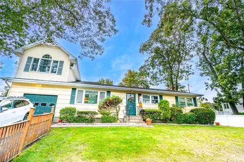 126 Pleasure Ave, Ronkonkoma, NY 11779