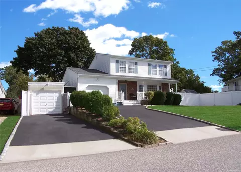 11 Linden St, Ronkonkoma, NY 11779