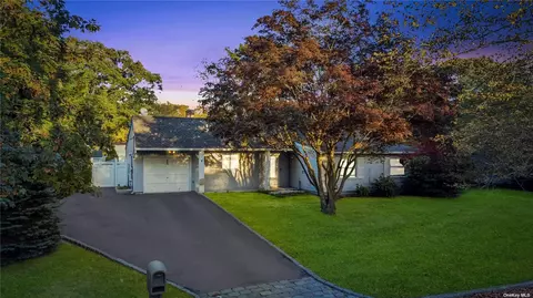 15 S Village Dr, Bellport, NY 11713
