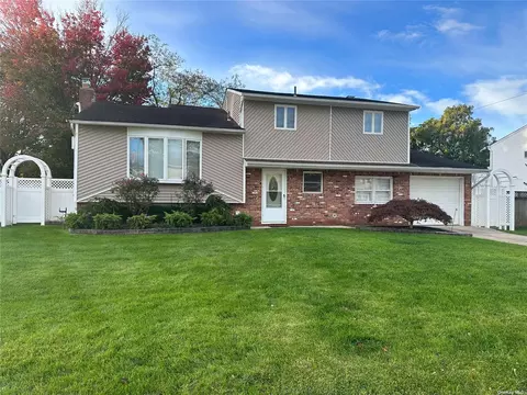 12 Lark Dr, Centereach, NY 11720