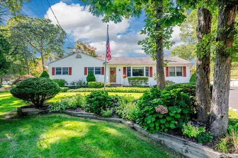 34 Mayfair Rd, Nesconset, NY 11767