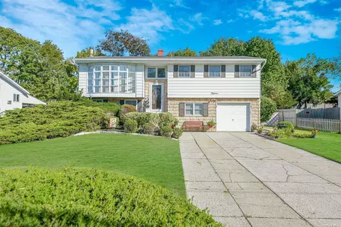 15 Trader Ln, Brentwood, NY 11717