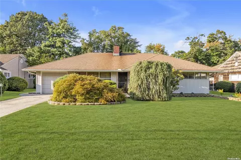 233 Seaman Ave, Rockville Centre, NY 11570