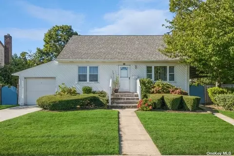 816 E Meadow Ave, East Meadow, NY 11554