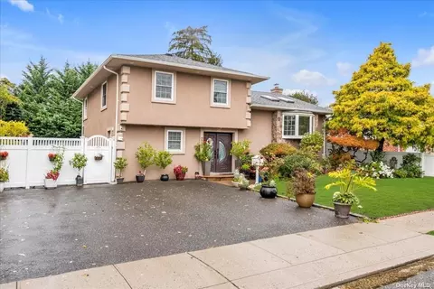 233 Central Park Rd, Plainview, NY 11803
