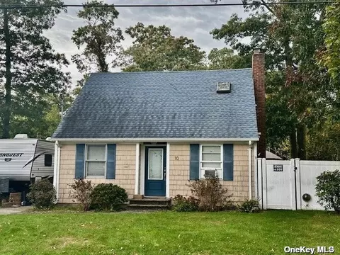 10 Holbrook St, Patchogue, NY 11772