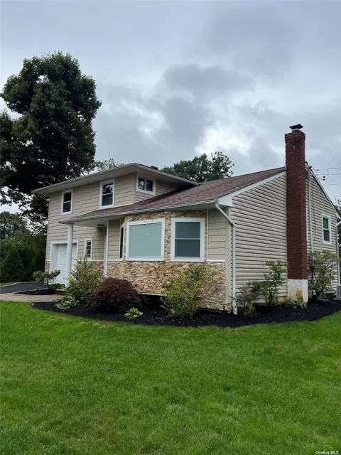 28 Fresno Dr, Plainview, NY 11803
