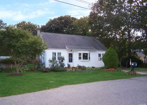 62 Parkwood Dr, Mastic Beach, NY 11951