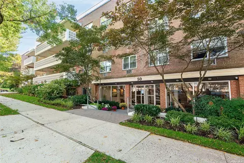 50 Hillpark Ave #2-0, Great Neck, NY 11021