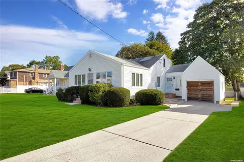 59 Cedar Ave, Farmingdale, NY 11735