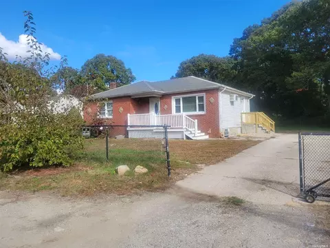23 Floyd Rd, Shirley, NY 11967