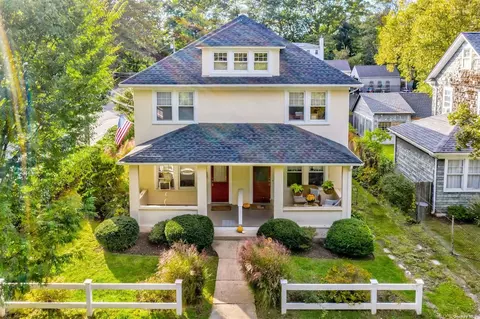 33-35 Ivy St, Oyster Bay, NY 11771