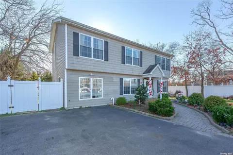 98 Cortelyou St, Islip, NY 11751