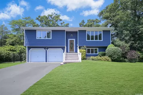 28 Bayview Dr, Oakdale, NY 11769