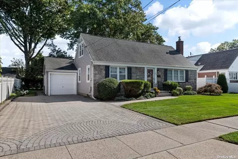240 Caroline Ave, Garden City South, NY 11530