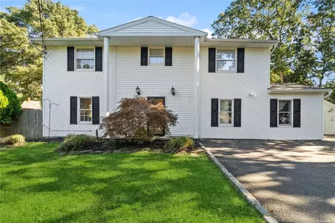 45 Autumn Dr, Mount Sinai, NY 11766