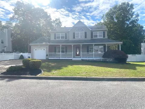 28 Vega Dr, Ronkonkoma, NY 11779