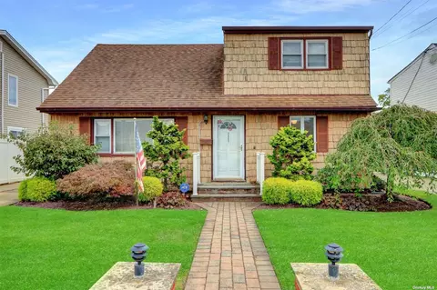 2463 Freeport St, Wantagh, NY 11793