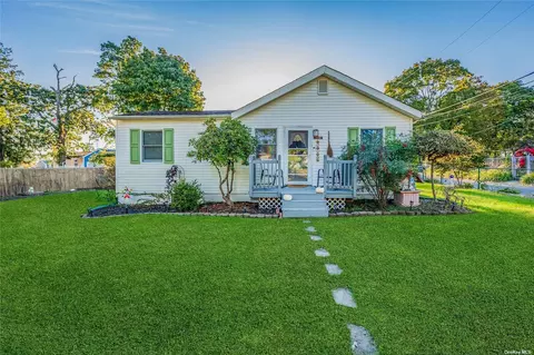 218 N 7th St, Ronkonkoma, NY 11779