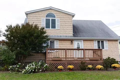 523 Hickory St S, Lindenhurst, NY 11757