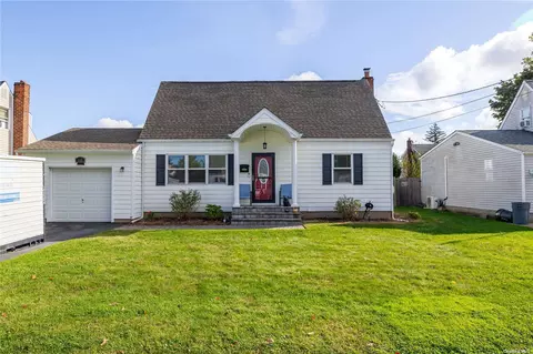 145 W 22nd St, Deer Park, NY 11729