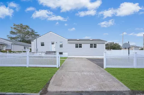 1 Irene St, Lindenhurst, NY 11757