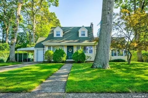 132 Jefferson St, Merrick, NY 11566