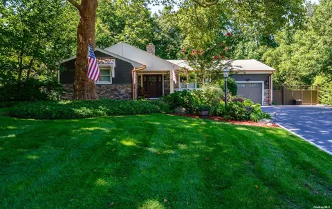 3 Greenview Cir, Huntington, NY 11743