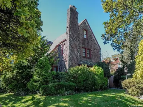 159-18 28 Ave, Flushing, NY 11358