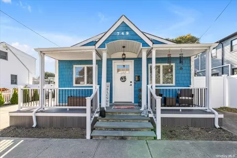 749 S 4th St, Lindenhurst, NY 11757