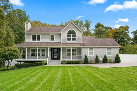 56 N Woods Rd, Baiting Hollow, NY 11933